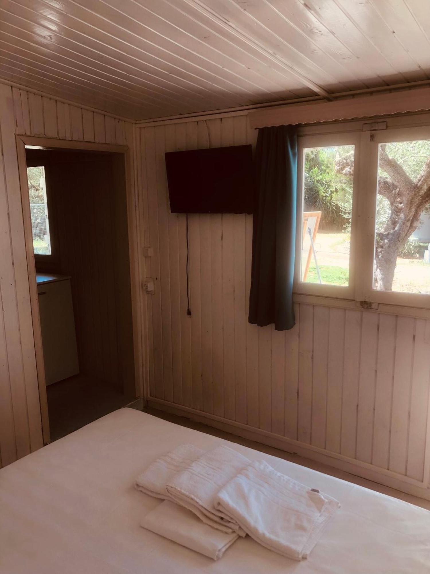 Barreira Beachfront Rooms 6 カラマタ エクステリア 写真